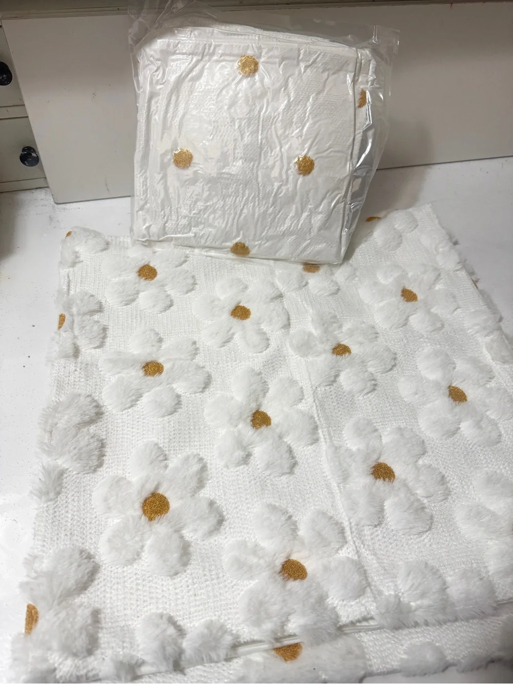 4 pices White Floral with Gold Dot Accents pillowcase. Soft and fluffy chic